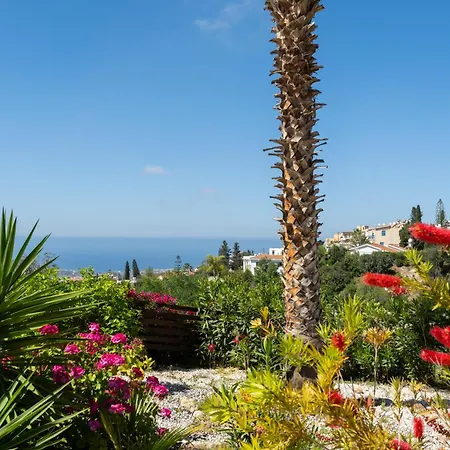 Hilltop Retreat - Village Views & Sunsets Apartment