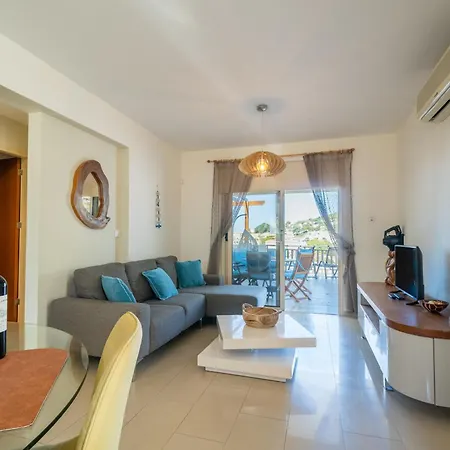 Apartment Hilltop Retreat - Village Views & Sunsets