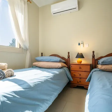 Hilltop Retreat - Village Views & Sunsets Appartement Peyia