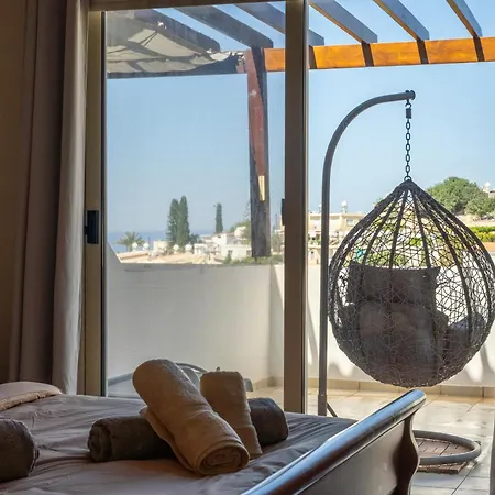 Hilltop Retreat - Village Views & Sunsets